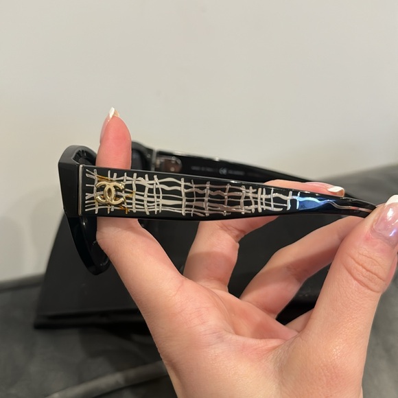 Black Chanel sunglasses - Picture 3 of 6